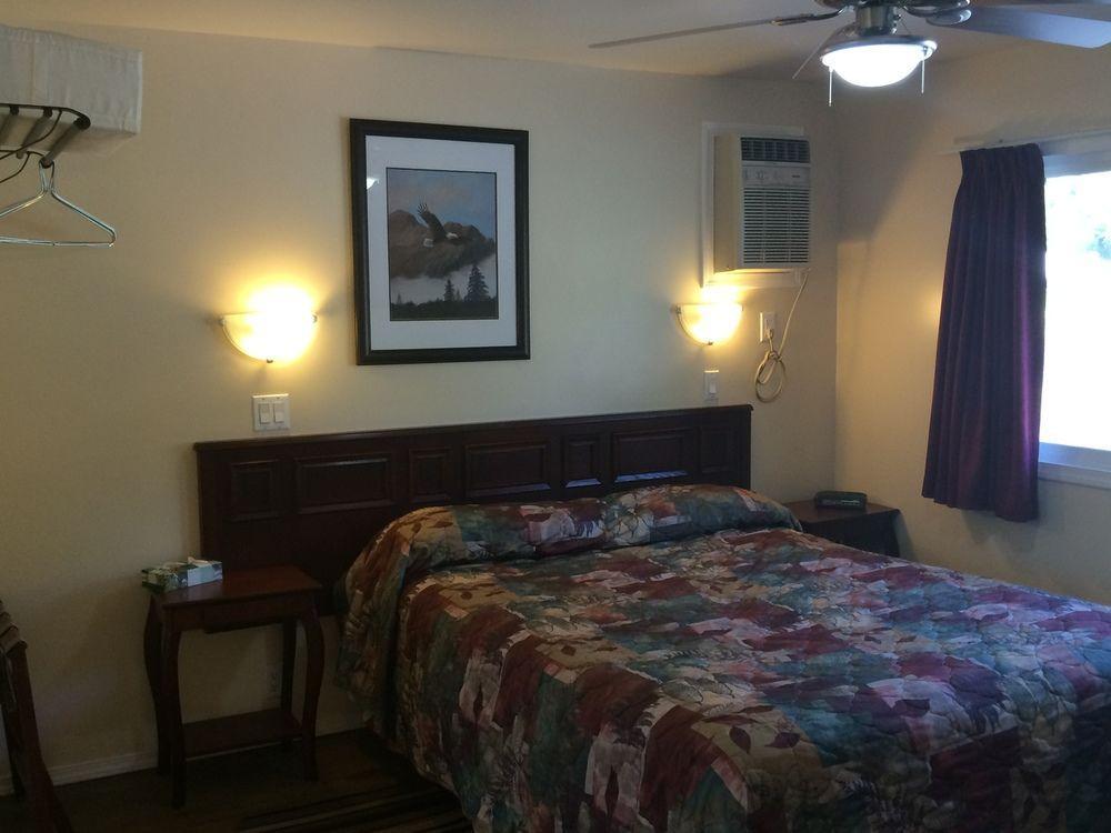Johnny'S Motel Grand Forks Exterior foto